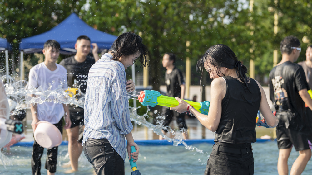 同学们参与到玩水活动中